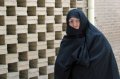 img_1868 Una mujer mira recelosa en las calles de Esfahan