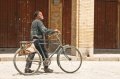 img_2023 Un hombre deambula junto a su bicicleta en las inmediaciones de la Mezquita del Viernes de Esfahan