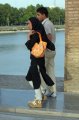 img_2162 Una pareja camina por el puente Si-O-Seh, de Esfahan: muchas jovenes aderezan lo estricto del atuendo reglamentario de la Hijab (cabeza a medio cubrir y ropa ancha hasta la rodilla) con maquillaje, modernos pantalones y calzado atrevido