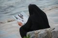 img_2218 Una mujer lee apaciblemente una revista de historia a la orilla del rio en Esfahan
