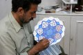 img_2423 Artesano pintando en su estudio uno de los tpicos platos con motivos arabescos de Esfahan