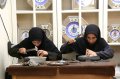 img_2424 Dos jovenes se afanan en el repujado de sendos platos en su taller de Esfahan