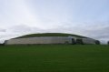 p0002965 Vista completa del tmulo principal de Newgrange. En las inmediaciones, multitud de tmulos similares permanecen aun sin excavar