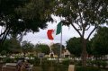 p0002181 En la plaza principal de Valladolid se encuentra un parque con una gran bandera mexicana
