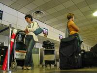 En la cola de facturacion de Royal Jordanian en Madrid-Barajas