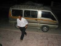 El vehiculo y taxista que nos llevo al hotel de Madaba
