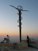 Puesta de sol al lado de la cruz del Monte Nebo