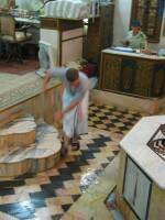 Uno de los empleados, limpiando el interior del Hammam az-Zahariyya