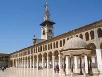 Patio de la mezquita Omeya y la Cpula de los Relojes, construida en el siglo XVIII