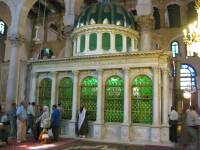 La cripta de S. Juan Bautista es un santuario de marmol, iluminado con luces verdes
