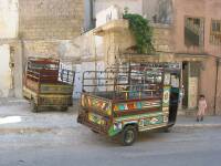 Curiosos coches en las calles de Misyaf