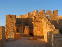 Los muros del castillo adquieren un bonito color dorado gracias a los rayos del sol al atardecer