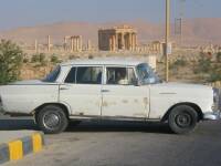A la salida de las ruinas, Ahmad nos estaba esperando en su flamante mercedes, para llevarnos hasta las torres funerarias