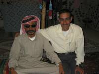 Ahmad junto su amigo, el patriarca de esta familia
