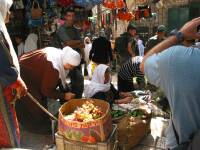 En el zoco de la ciudad antigua se mezclan mujeres palestinas vendiendo uvas, romero, etc, militares judos y algn turista