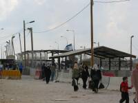 Por el chekpoint de Qalandia circulan a pie miles de palestinos diariamente, teniendo que soportar esperas de hasta varias horas, as como todo tipo de interrogatorios y otras humillaciones
