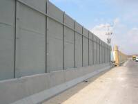 Este es el muro de seguridad que los israelies estn construyendo alrededor del West Bank, y que en muchos casos se interna varias decenas de kilometros en los territorios palestinos con la excusa de proteger las autovas construidas para comunicar los asentamientos judios (ilegales) entre s. Los palestinos no pueden usar estas carreteras