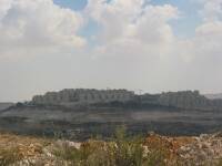 Desde el checkpoint de Beln se puede observar el cercano asentamiento judio de Har Homa. La grua delata la continua expansin. Los campos de refugiados no tienen esa opcin. Las hipcritas leyes ecologistas israelies prohiben cualquier tipo de ampliacin debido a la declaracin de las tierras como zona verde protegida. Los colonos judios obtienen facilmente la recalificacin de los terrenos como edificables, obtenidos tras expropiacin forzosa a los granjeros palestinos