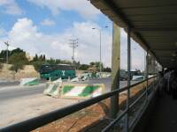 El paso de autobuses de viajeros est restringido, y es por ello que los poquisimos turistas que se acercan a Beln, han de conseguir algn otro tipo de transporte hasta el centro del pueblo y la Iglesia de la Natividad