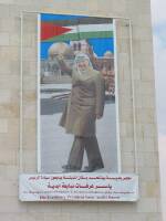 Una imagen del presidente palestino Yasser Arafat, luce en la fachada del Bethlehem Peace Center (Centro para la Paz de Beln) 