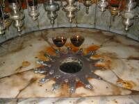 Una estrella de plata en el suelo marca el lugar del nacimiento de Jesucristo, frente al pesebre. 