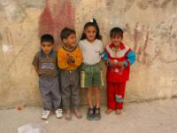 La simpata y el buen humor, as como su educacin, es la norma en los nios palestinos. Es admirable observar la importancia que otorgan a la educacin y a los estudios los palestinos cuando se trata de sus hijos. Muchos abogados y mdicos han salido de estas calles