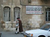 Muy cerca de la Puerta de Damasco, en Jerusalem, en el barrio judio de Bet Yisrael un cartel avisa de las normas de vestimenta para las mujeres que atraviesen el barrio. Literalmente reza: A mujeres y chicas que crucen nuestro barrio, les rogamos de todo corazn, por favor, no pasen por nuestro barrio con ropas inmodestas. Ropa modesta incluye: blusas cerradas con manga larga, falda larga, nada de pantalones ni ropa ajustada. Por favor no alterar la santidad de nuestro barrios y nuestro modo de vida como judios comprometidos con Dios y su Tor