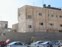 Desde el exterior del complejo, se puede observar como fue ametrallado el edificio donde reside Yasser Arafat. Tambin pueden observarse los depsitos de agua con los que combaten los cortes de sumistro