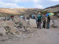 El Checkpoint de Surda, al norte de Ramala. Mejor definido como 'carretera bloqueada', dado que en la actualidad no hay militares israelies en sus inmediaciones. El objetivo de este punto es cortar la carretera con grandes bloques de hormign, de forma que los vehculos no puedan circular por ella. La prctica habitual en este tipo de 'bloqueos' es bajarse del vehculo, cruzarlos a pie, y tomar algn otro vehculo al otro lado