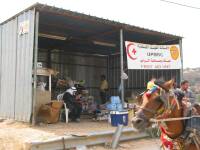 La Media Luna Roja (equivalente a la Cruz Roja en Palestina) tiene un puesto de primeros auxilios instalado en la zona del 'bloqueo' que hay que recorrer a pie, para atender las emergencias. Hay que recordar que esta carretera conecta Ramala con muchas aldeas a las que no pueden acceder las ambulancias, camiones de reparto, etc. Todo ha de pasar a pie por este lamentable barranco