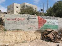 Segn muchos, el bloqueo de la carretera de Surda, obedece a la intencin de dificultar el acceso a los jovenes de Ramala a la cercana Universidad de Birzeit. Es patente el inters por parte de los palestinos de cuidad y mejorar su educacin, algo de lo que se sienten justamente orgullosos. En esta pintada en el tramo a pie de Surda, se reclama el derecho a la educacin y el fin de la ocupacin. La <a href='http://www.birzeit.edu/'>Universidad de Birzeit</a> est llevando a cabo una <a href='http://right2edu.birzeit.edu/checkpointbackground.htm'>campaa de sensibilizacin</a> al respecto del checkpoint que dificulta (y a veces impide) el acceso a sus estudiantes y profesores