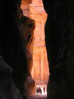 Al final del Siq, puede adivinarse una de las maravillas de Petra