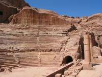 El teatro, con una capacidad inicial de 3.000 espectadores fue excavado en la roca