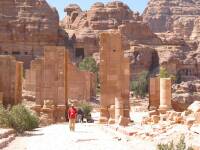 Comienzo de la calle columnada del centro de la ciudad de Petra