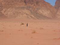 Uno de los pocos turistas que nos encontramos, recorra el desierto en camello