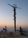 Puesta de sol al lado de la cruz del Monte Nebo