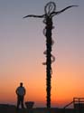 Puesta de sol al lado de la cruz del Monte Nebo