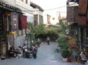 Los acogedores cafes que pueblan la zona este de la mezquita 