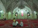 Mucha gente no slo va a las mezquitas a rezar, sino simplemente a reunirse con amigos y familia