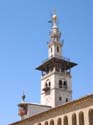 Minarete sobre la puerta de entrada a la mezquita