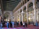La enorme zona de rezo de la mezquita se encuentra dividida en tres grandes pasillos