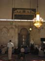Hombres rezando en la Mezquita Omeyha, frente a la principal Mihrab, que indica la direccin en la que se encuentra la Meca
