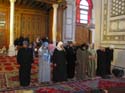 En el interior de la mezquita las mujeres rezan separadas de los hombres