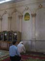 Hombres rezando en el interior de la mezquita