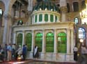 La cripta de S. Juan Bautista es un santuario de marmol, iluminado con luces verdes