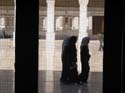 Mujeres paseando por el patio de la mezquita