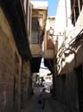 Una de las estrechas calles de la ciudad antigua de Damasco, donde los edificios de ambas aceras casi se tocan
