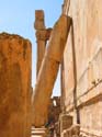 Exterior del templo de Baco, con una de las columnas apoyada en la fachada principal