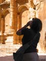Yolanda fotografiando un detalle del interior del templo de Baco
