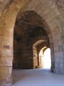 Interior de una torre de la que parten varios pasillos y dependencias